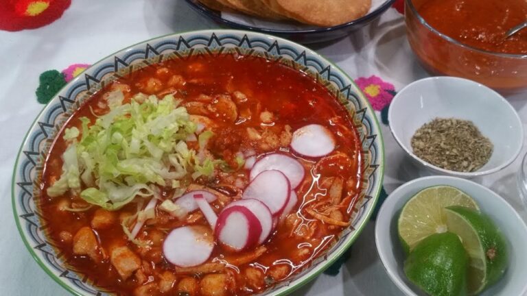 Receta f&aacute;cil de pozole de pollo rojo