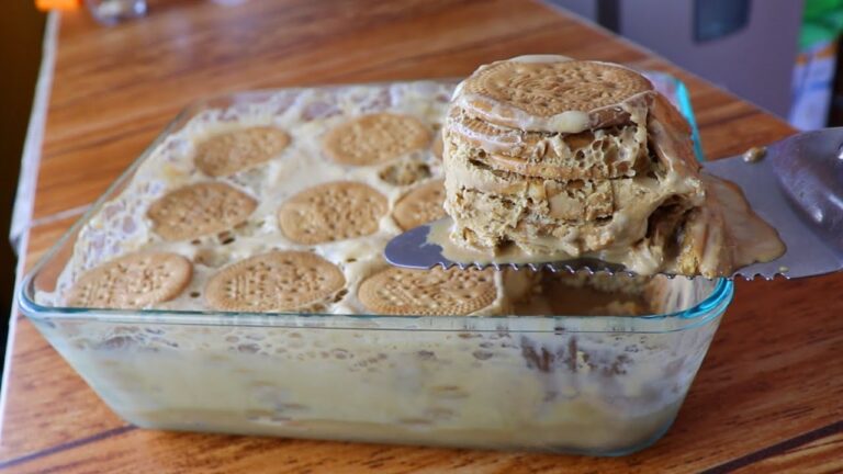 Receta fácil de Carlota de Café con Galletas Marías