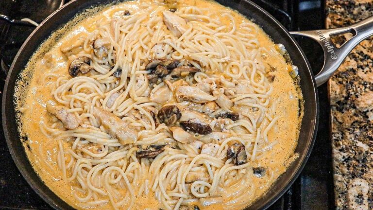 Receta fácil de espagueti con pollo en crema de chipotle