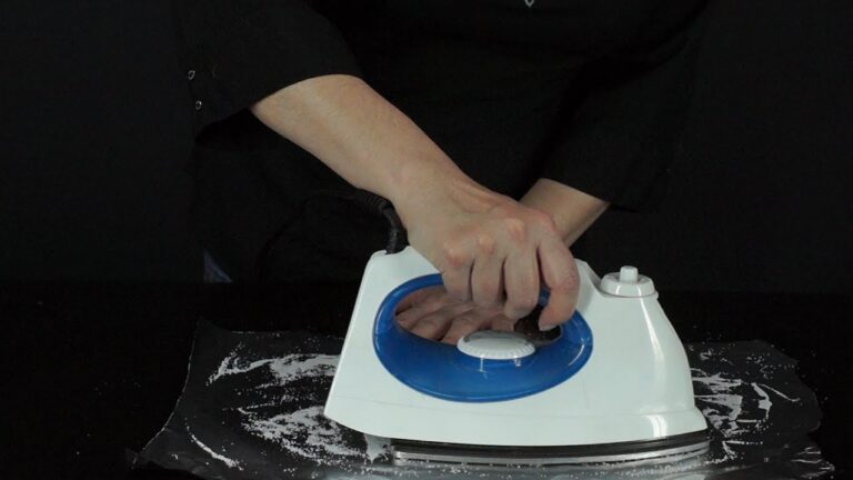 Trucos para limpiar la plancha de ropa con papel aluminio