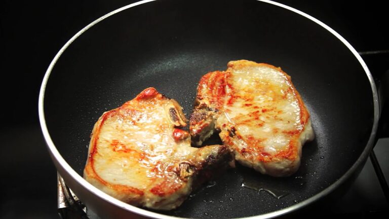 Cómo Cocinar Chuletas de Cerdo al Sartén Perfectamente